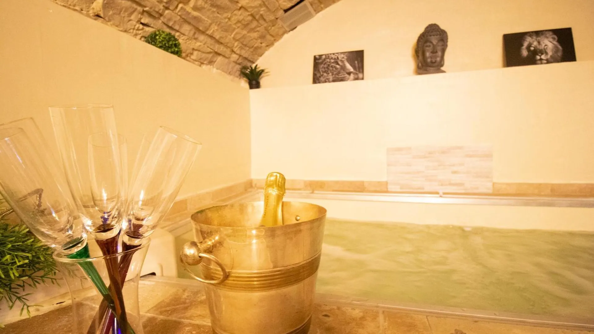 Suite Lovespa Coligny 0*,